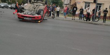 Accident rutier în Baia Mare, soldat cu mai mulţi răniţi. O maşină a ajuns pe plafon – FOTO