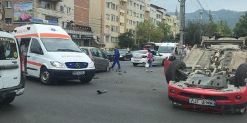 Accident rutier în Baia Mare, soldat cu mai mulţi răniţi. O maşină a ajuns pe plafon – FOTO