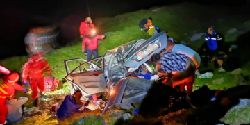 O mașină cu patru tineri a căzut în prăpastie pe Transfăgărășan