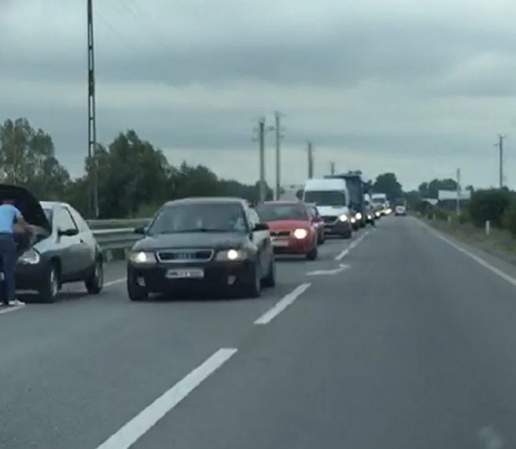 VIDEO – Coadă de maşini până la intrare în Baia Mare, din cauza accidentului de la Recea