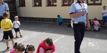 Întâlnire între poliţişti şi cei peste 90 de copii aflaţi în tabăra de vară de la Dumbrăviţa