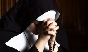 Călugăriță falsă, de 19 ani, acuzată de înșelăciune