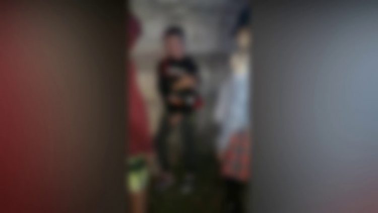 Băiețel de 10 ani bătut cu sălbăticie de alți copii, pe stradă – VIDEO