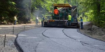 Un exemplu de AȘA DA: se circulă ireproșabil pe drumul care leagă Bucovina de Maramureș