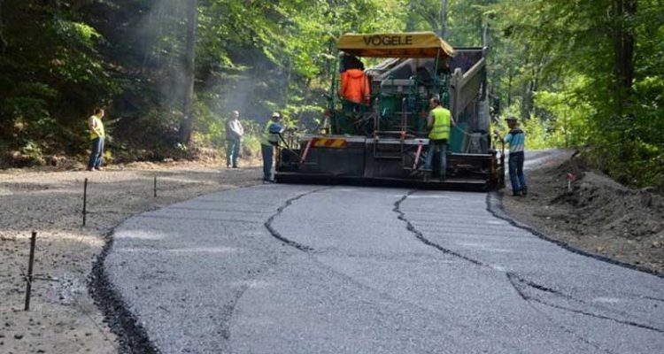 Un exemplu de AȘA DA: se circulă ireproșabil pe drumul care leagă Bucovina de Maramureș