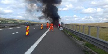 O autoutilitară a ars în întregime pe Autostrada Transilvania – foto