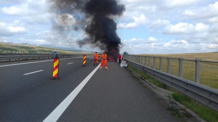 O autoutilitară a ars în întregime pe Autostrada Transilvania – foto