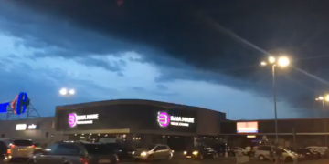 Furtuna din Baia Mare i-a pus pe fugă pe cei prezenți la concertul de la mall. VIDEO