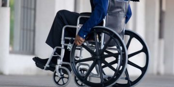 Biletele de călătorie gratuită pentru persoanele cu handicap vor putea fi ridicate și distribuite și de ONG-urile care le protejează și drepturile