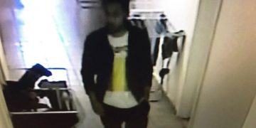 Îl recunoaşteţi? Tânărul din imagine este suspectat de furtul unui telefon din căminul studenţesc de pe Victoriei – foto