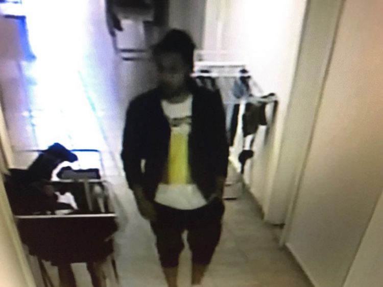 Îl recunoaşteţi? Tânărul din imagine este suspectat de furtul unui telefon din căminul studenţesc de pe Victoriei – foto