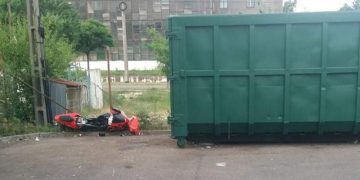 Tânăr de 17 ani, mort după ce a intrat cu motocicleta într-un container