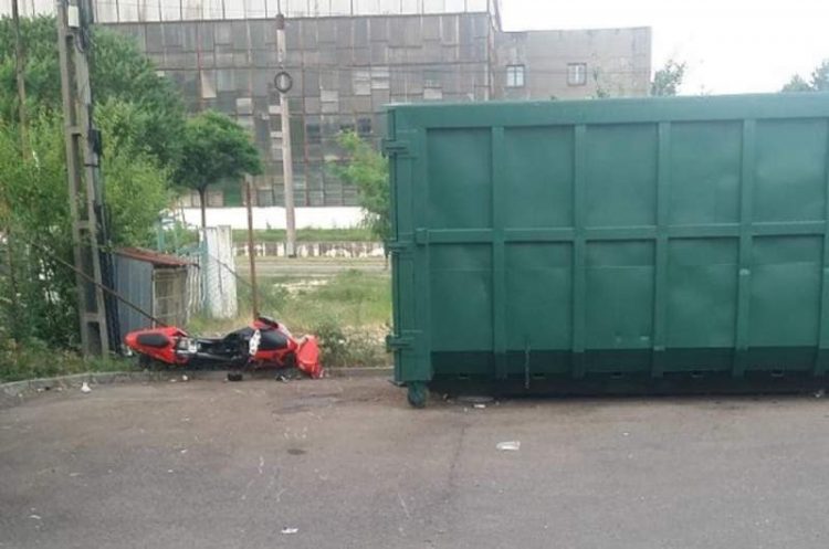 Tânăr de 17 ani, mort după ce a intrat cu motocicleta într-un container