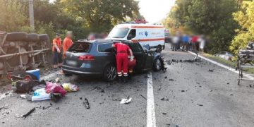 Accident foarte grav. Două persoane au decedat după ce mașina în care se aflau a intrat într-o cisternă