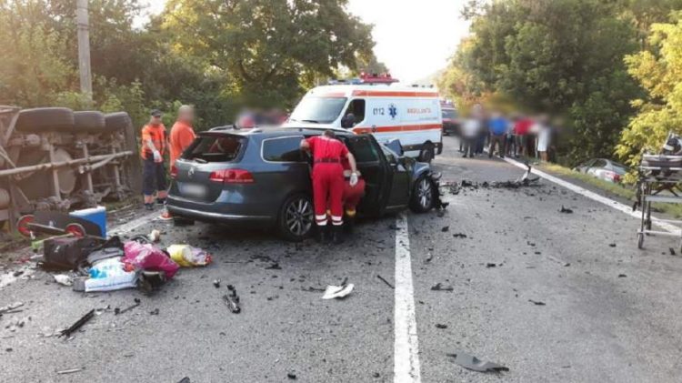 Accident foarte grav. Două persoane au decedat după ce mașina în care se aflau a intrat într-o cisternă