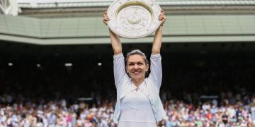 Simona Halep vine luni în România, cu trofeul de la Wimbledon
