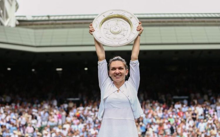 Simona Halep vine luni în România, cu trofeul de la Wimbledon