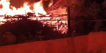 Incendiu violent la Negreşti-Oaş. Pompierii au intervenit mai bine de 4 ore şi jumătate pentru stingerea focului – Video