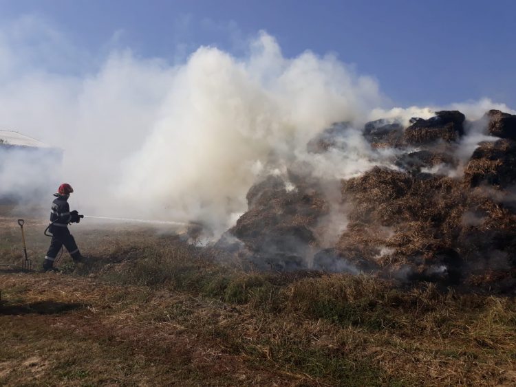 Foc! O întreagă stradă din Sighetu Marmaţiei este în pericol