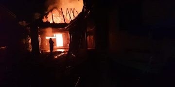 Incendiu violent la Negreşti-Oaş. Pompierii au intervenit mai bine de 4 ore şi jumătate pentru stingerea focului – Video