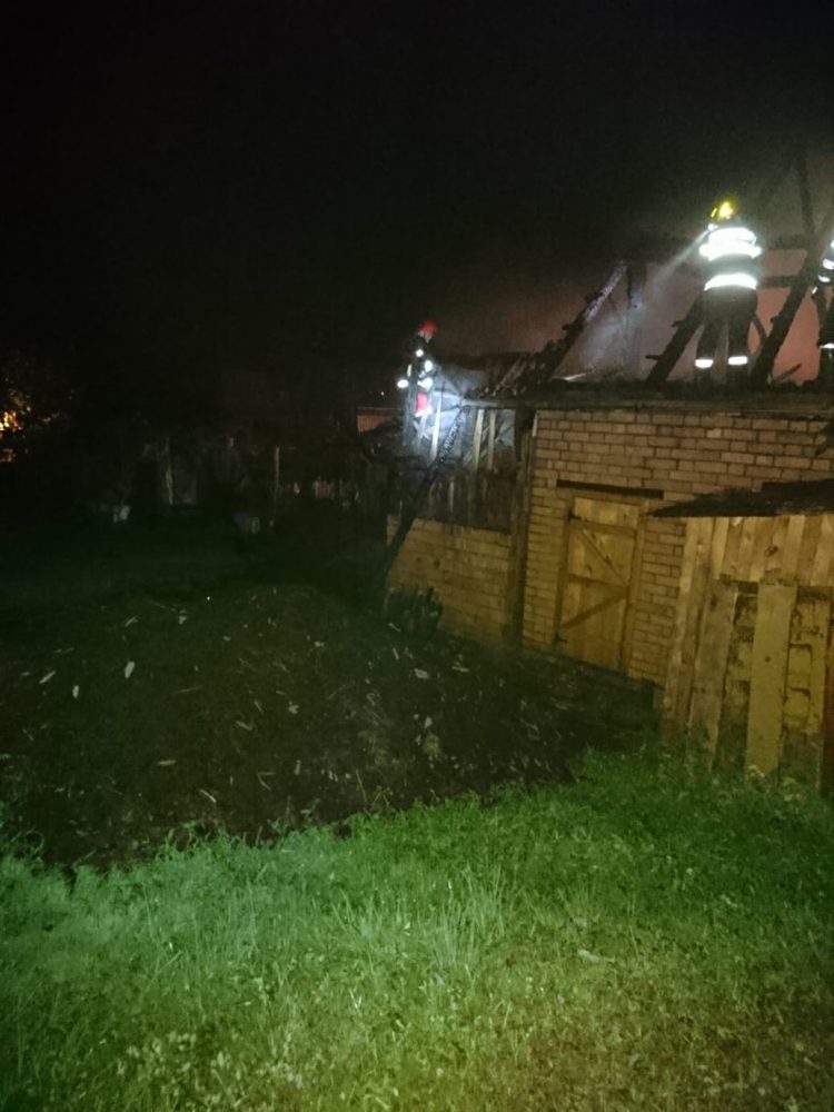 Incendiu la Târgu Lăpuş. A luat foc o şură – foto