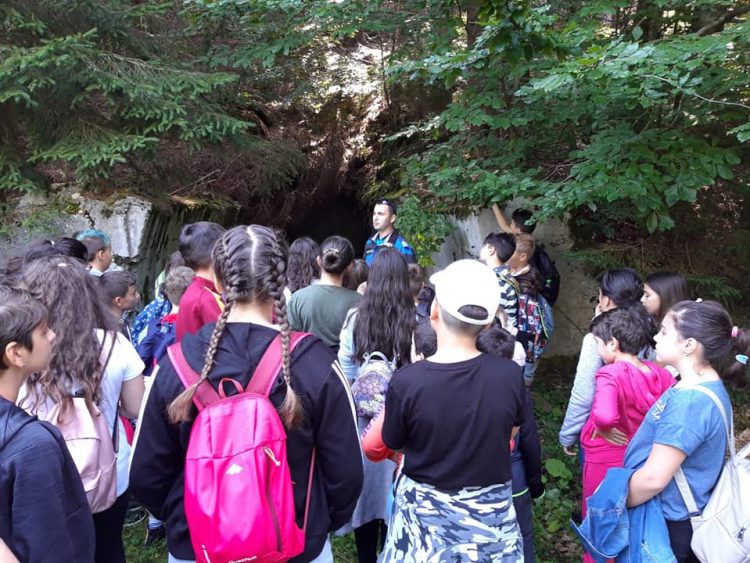 Jandarmii montani maramureşeni, în dialog cu elevii bucureşteni, aflaţi în tabără la Cavnic