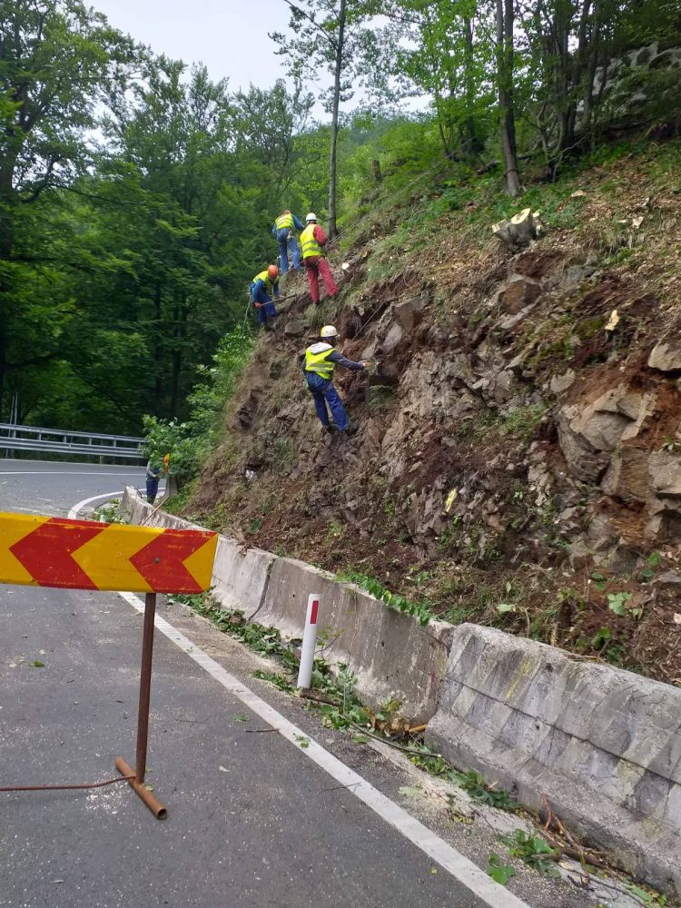 Lucrări de protecție a versanților executate în pasul montan, pe DN 18, între km 20 și km 22, la urcarea dinspre Baia Sprie