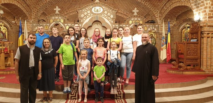 Membrii corului de copii şi tineri al Mănăstirii Moisei, răsplătiţi cu o excursie pe la mănăstirile din Maramureş – FOTO