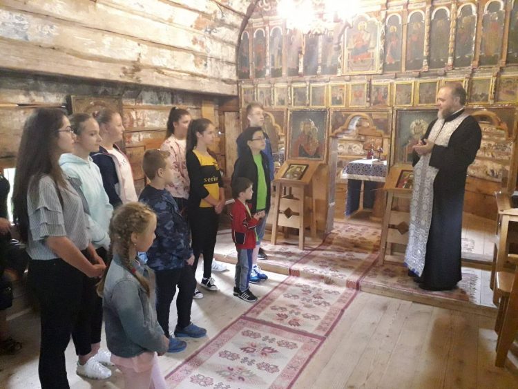 Membrii corului de copii şi tineri al Mănăstirii Moisei, răsplătiţi cu o excursie pe la mănăstirile din Maramureş – FOTO