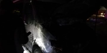 Un microbuz de călători a luat foc în Borșa