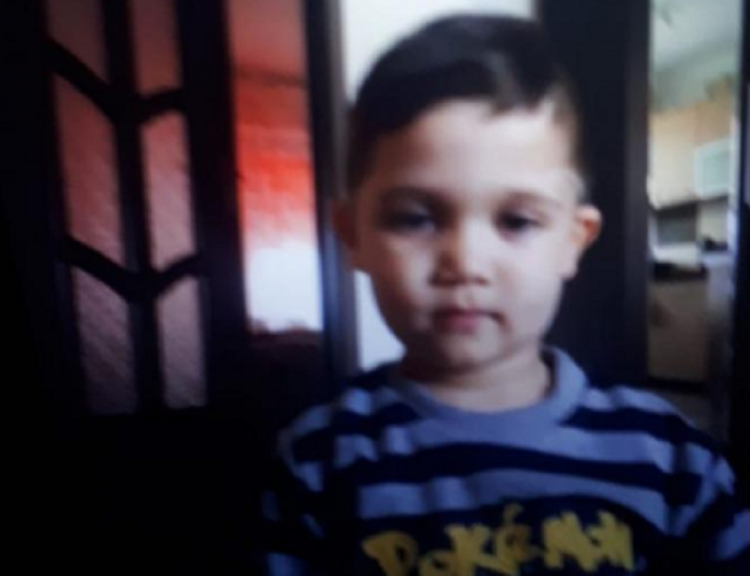 O mama își caută in disperare copilul. Distribuie pentru a ajuta