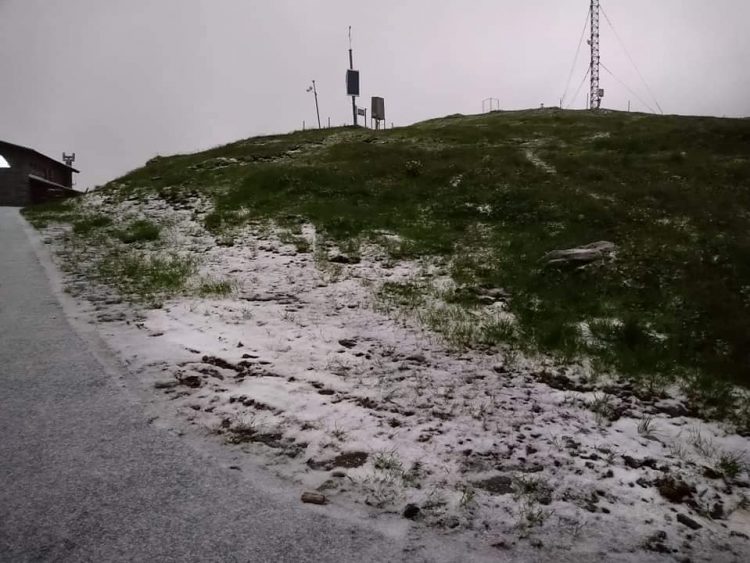 Iarnă în plină vară în Bucegi și Făgăraș. A nins şi în Pietrosul Rodnei