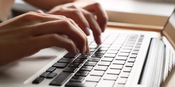 Debirocratizare: românii vor putea depune online cereri pentru buletine, paşapoarte şi permise de conducere