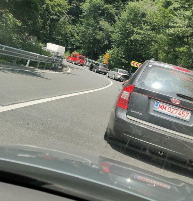 Pasul Gutâi, blocat! Coloanele de maşini se întind pe kilometri – FOTO