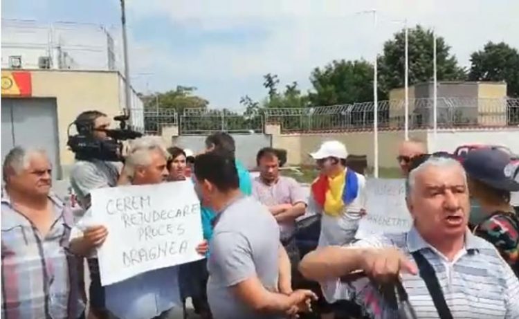 Protest la penitenciarul Rahova, în sprijinul lui Liviu Dragnea. Oamenii cer rejudecarea procesului fostului lider PSD