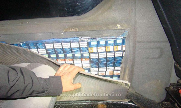 Țigări ascunse în peretele lateral al unui microbuz descoperite de poliţiştii de frontieră