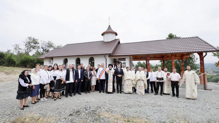 Sfântă liturghie şi binecuvântarea noii capelei de cimitir, la Unguraş – FOTO