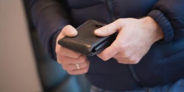 Prins de poliţişti la scurt timp după ce a furat un portofel cu bani. Prejudiciul a fost recuperat integral