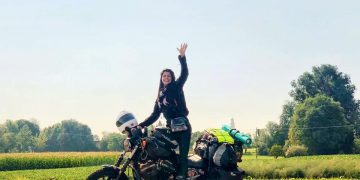 O româncă din Italia va face înconjurul lumii pe motocicletă