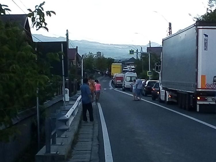 Trafic blocat pe DN 18 din cauza unui accident – FOTO