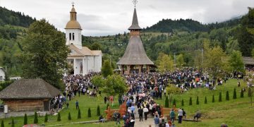 Zeci de mii de pelerini s-au închinat Fecioarei Maria la Mănăstirea Moisei