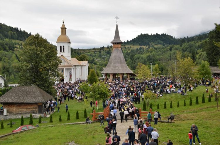 Zeci de mii de pelerini s-au închinat Fecioarei Maria la Mănăstirea Moisei