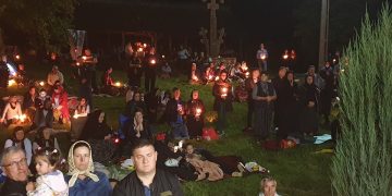 Dovada credinței adevărate. Mii de pelerini au asistat la Slujba Privegherii la o mănăstire din Maramureș – FOTO