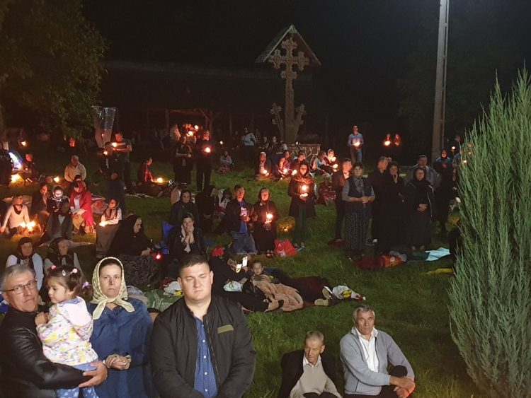 Dovada credinței adevărate. Mii de pelerini au asistat la Slujba Privegherii la o mănăstire din Maramureș – FOTO