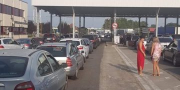 Aglomerație în Petea, la ieșirea din țară. Timpii de așteptare sunt de câteva ore