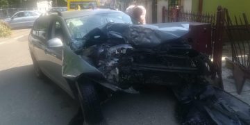 Imagini în premieră: Impact violent în zona Parcului Regina Maria. Un autoturism este distrus