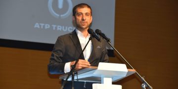 Logo-ul județului Maramureș a fost oferit reprezentanților ATP GROUP, la lansarea noului camion Truston