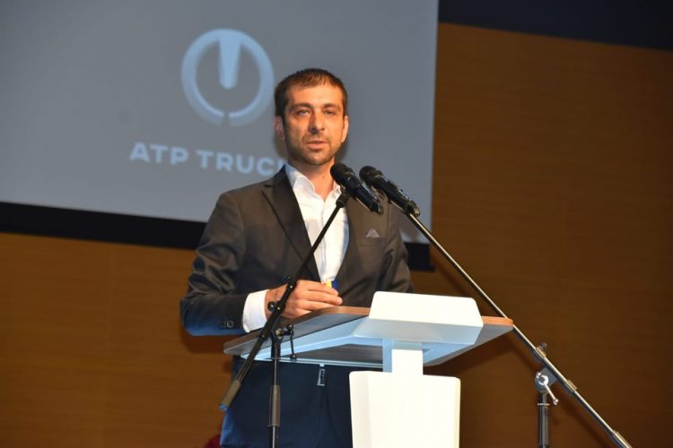 Logo-ul județului Maramureș a fost oferit reprezentanților ATP GROUP, la lansarea noului camion Truston