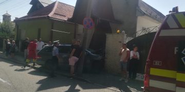 EXCLUSIVITATE: Impact violent în zona Parcului Regina Maria. Un autoturism este distrus