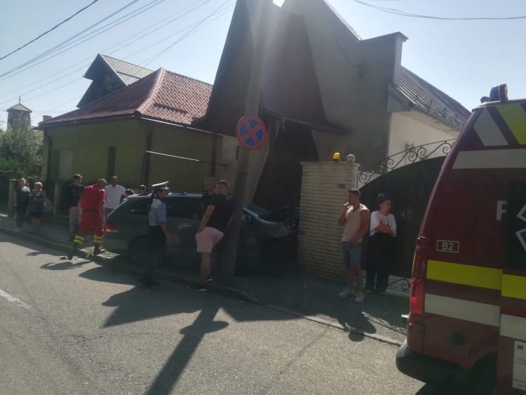EXCLUSIVITATE: Impact violent în zona Parcului Regina Maria. Un autoturism este distrus